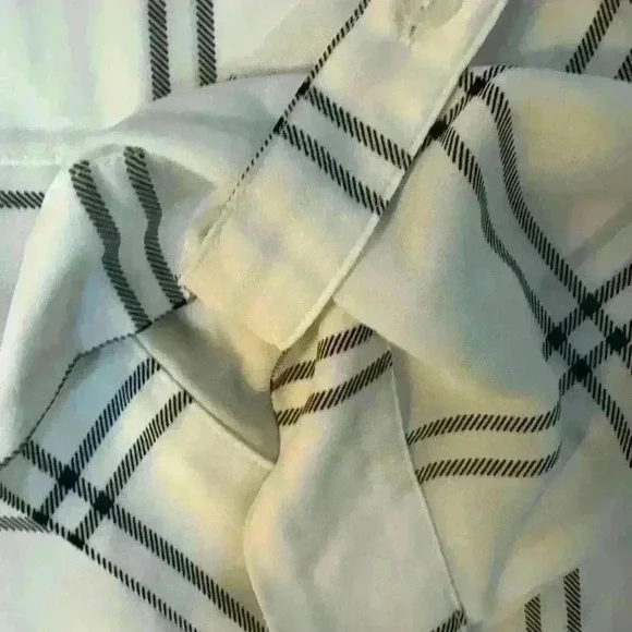 Lightweight black-and-white button-down - Picture 4 of 8